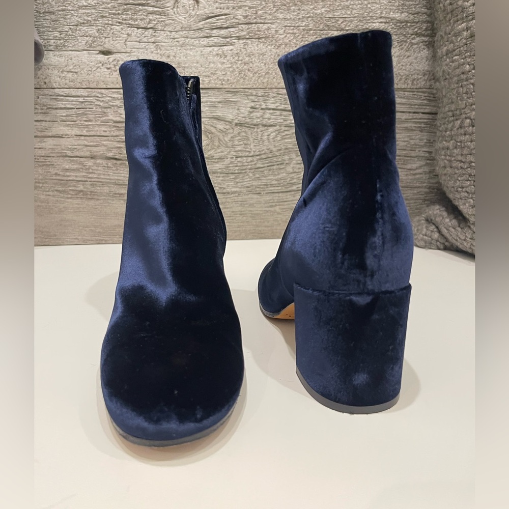 Elegant Velvet Ankle Boots - Navy